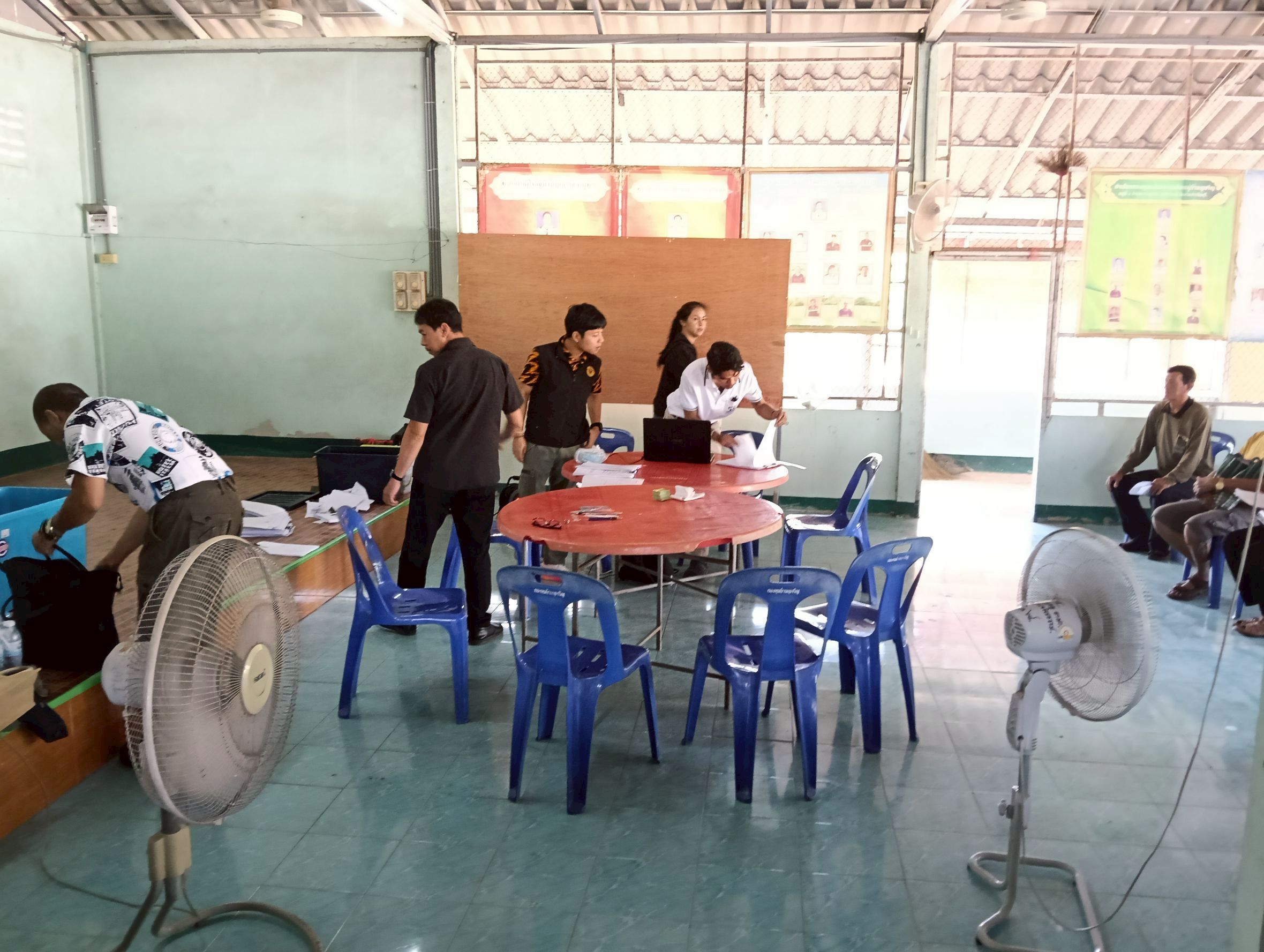 title - วันที่ 9 เมษายน 2569 นายวิทูล ประดิษฐบูญ ปฏิรูปที่ดินจังหวัดปราจีนบุรี มอบหมายให้ นายลิขิต ผันผ่อง หัวหน้าฝ่ายกฎหมาย พร้อมด้วย เจ้าหน้าที่ ส.ป.ก.ปราจีนบุรี ลงพื้นที่ออกหน่วยบริการเคลื่อนที่ “Mobile Unit”และบริการปรึกษาข้อกฎหมายที่เกี่ยวข้องกับการปฏิรูปที่ดิน ณ ตำบลแก่งดินสอ อำเภอนาดี จังหวัดปราจีนบุรี